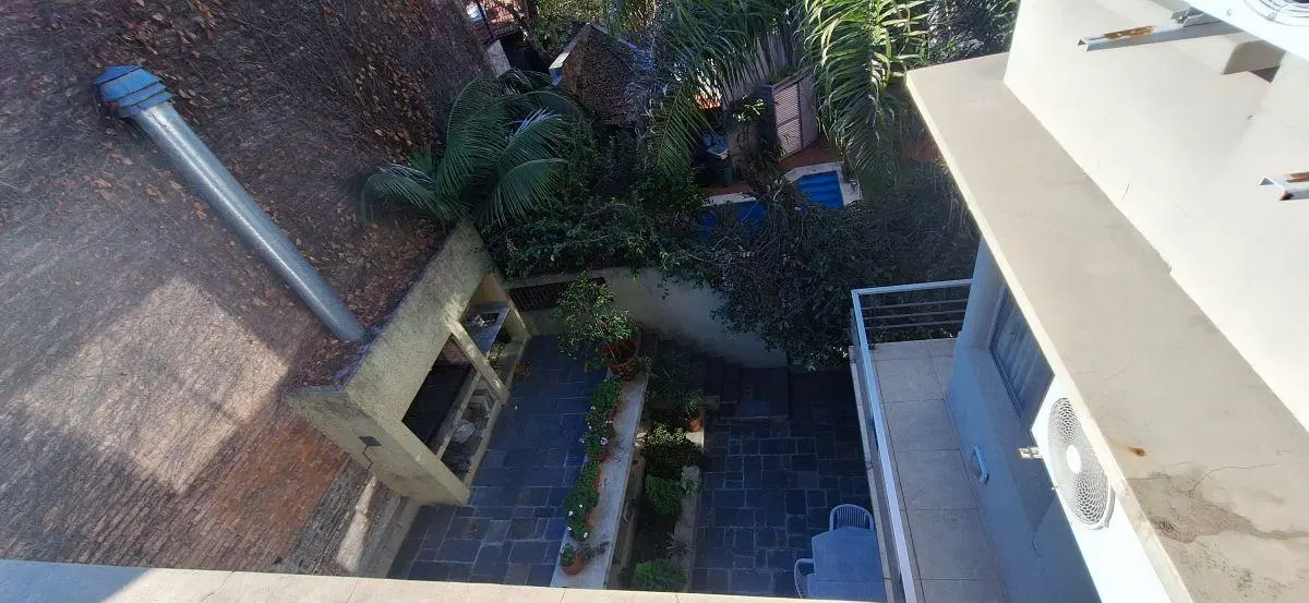 Exclente casa sobre la calle Segurola doble frente en 3 plantas 4