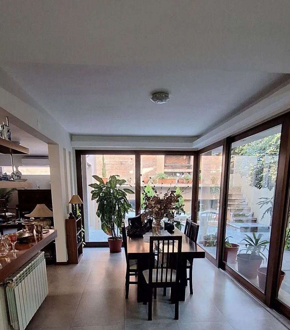 Exclente casa sobre la calle Segurola doble frente en 3 plantas 5