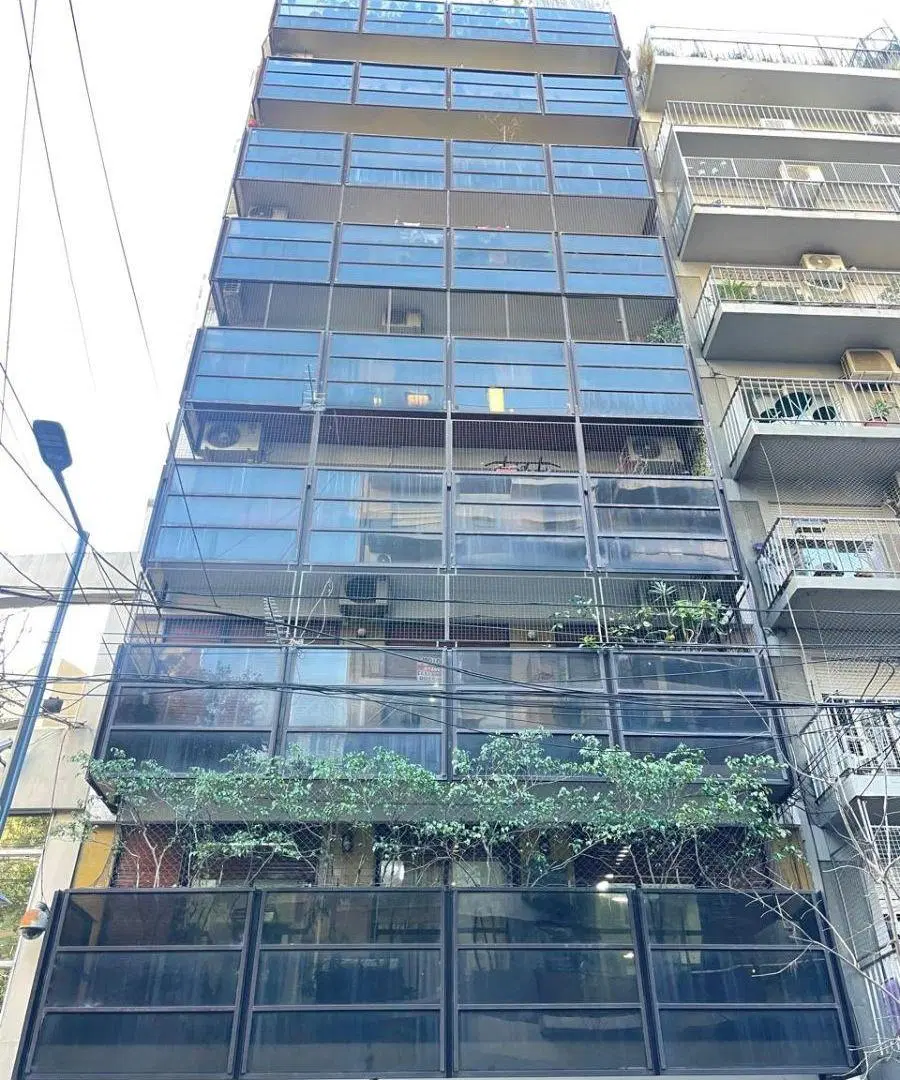 OPORTUNIDAD!! Aguero 1200 FRENTE C/ BALCON Y COCHERA a REFACCIONAR 4