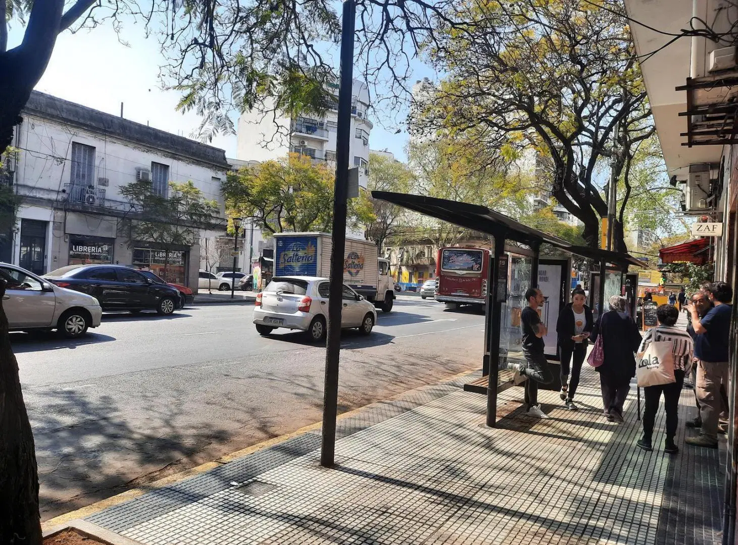 Local en  venta sobre avenida en excelente zona comercial 5