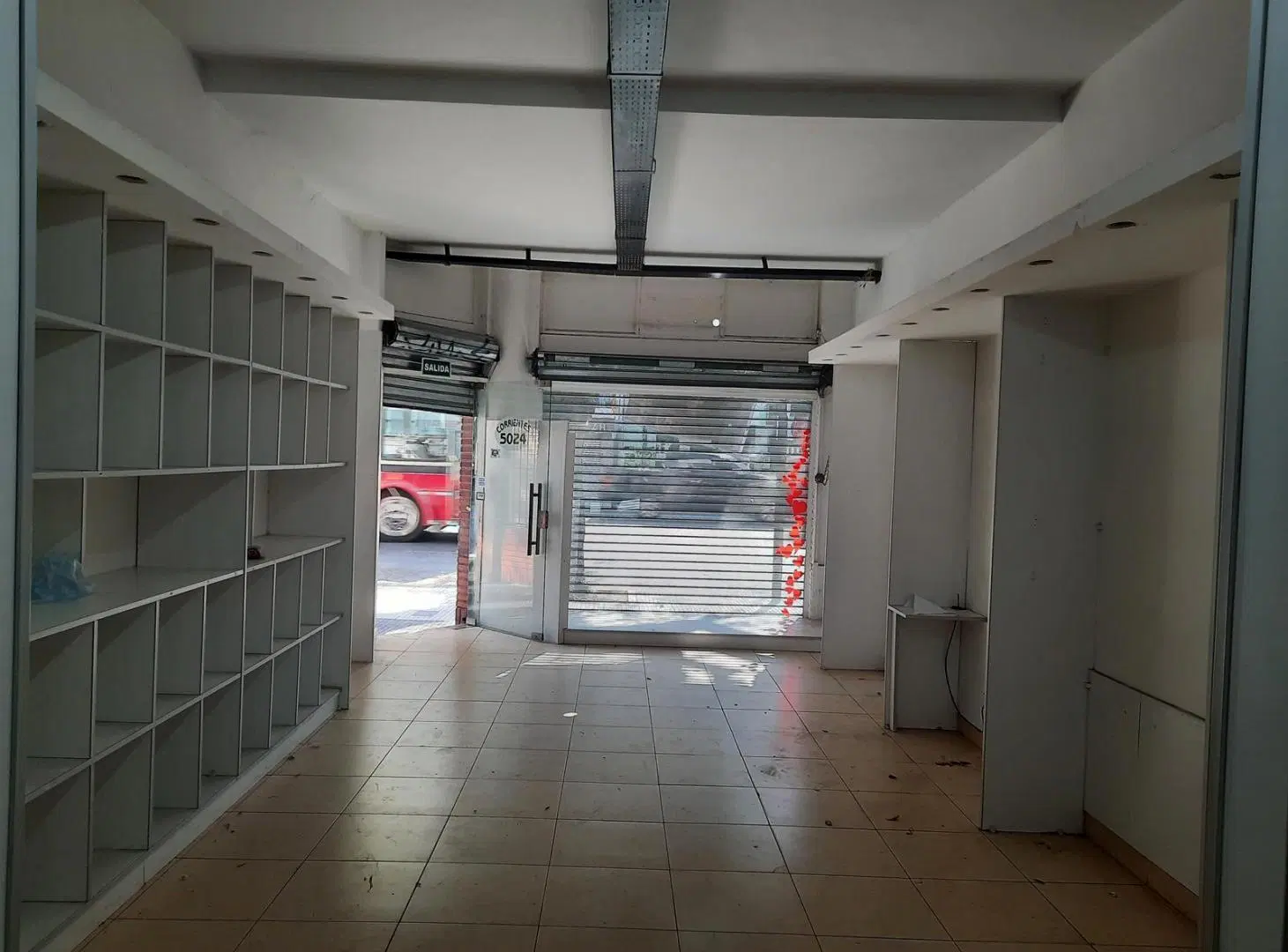 Local en  venta sobre avenida en excelente zona comercial 4