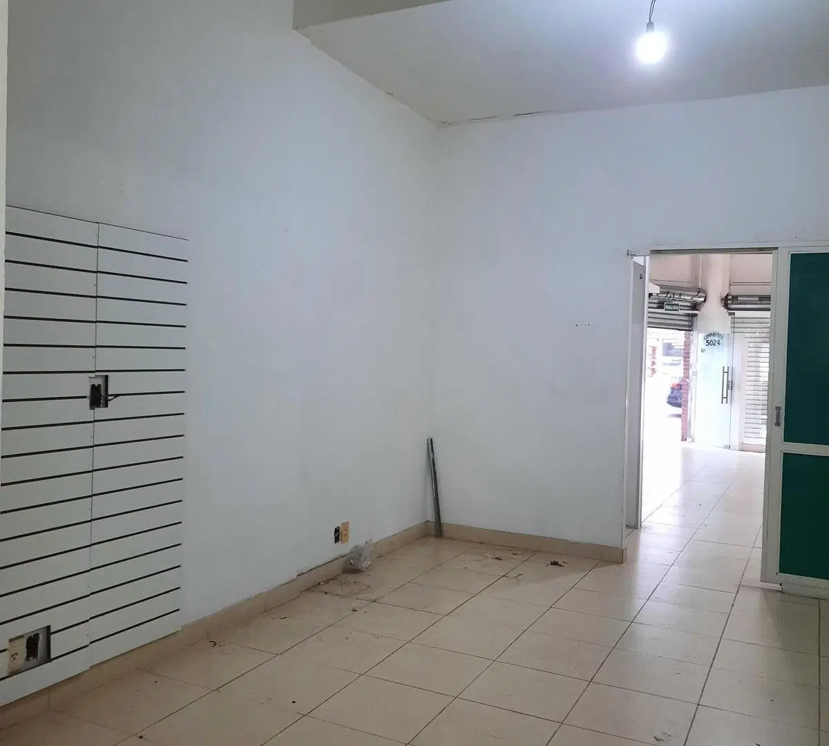 Local en  venta sobre avenida en excelente zona comercial 2