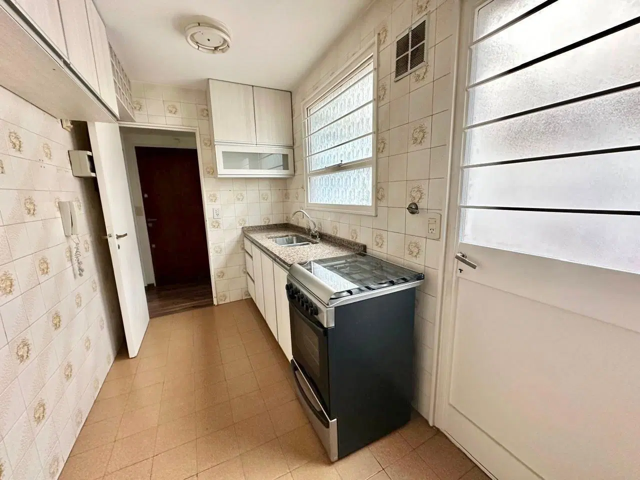 Alquiler departamento semiamoblado con patio y balcón 4