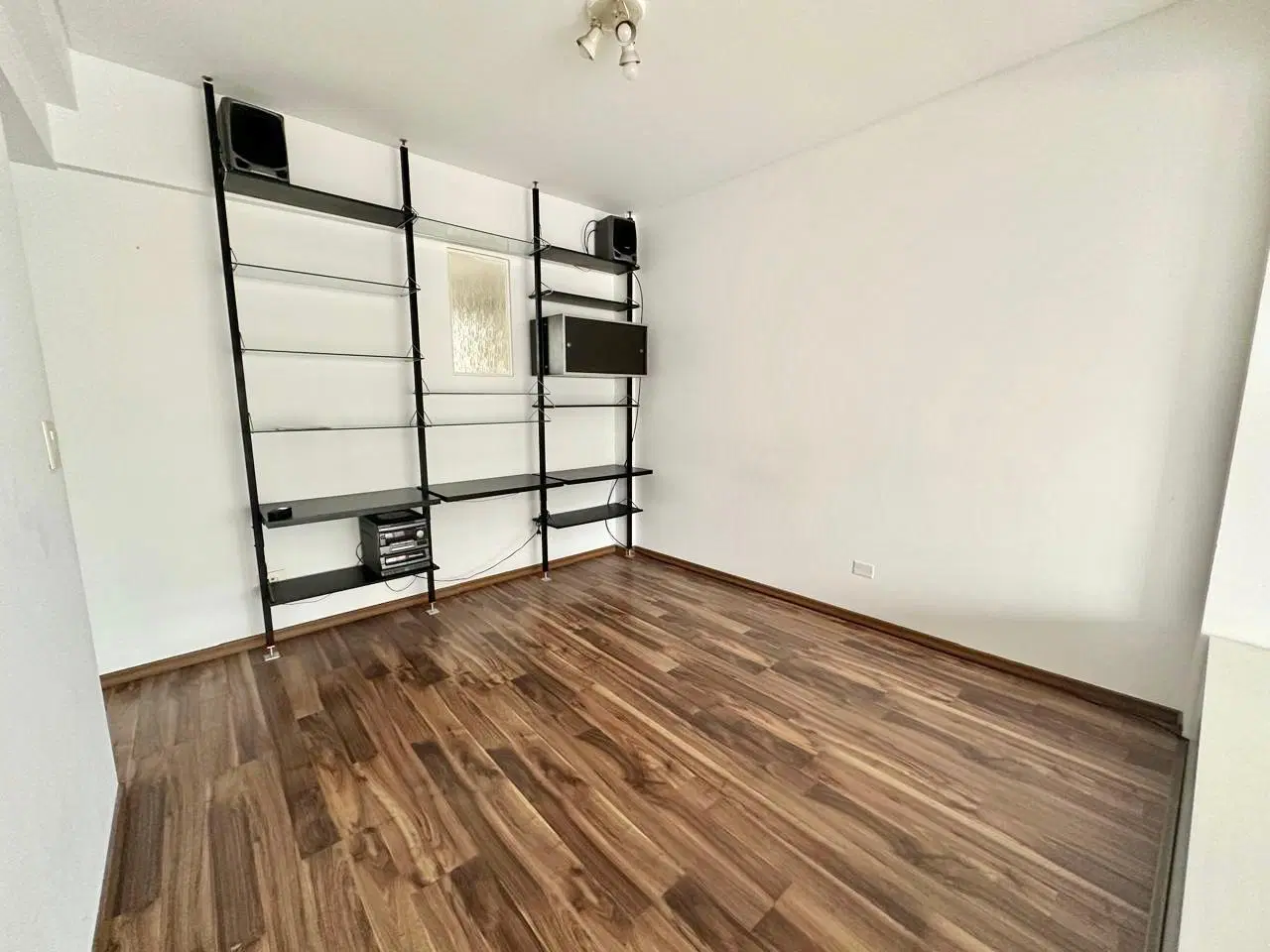 Alquiler departamento semiamoblado con patio y balcón 1