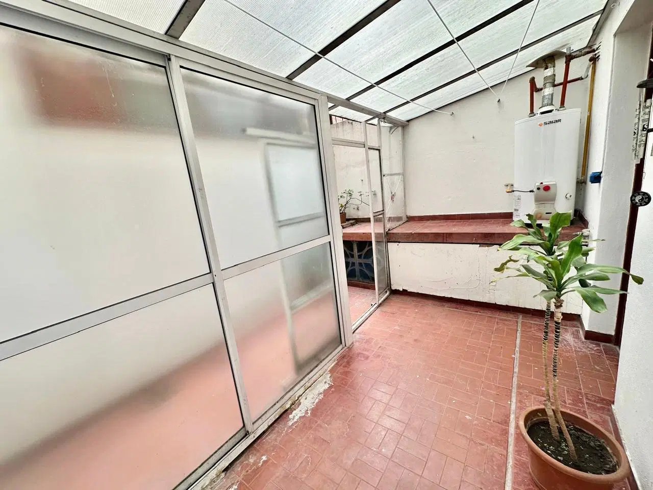 Alquiler departamento semiamoblado con patio y balcón 5