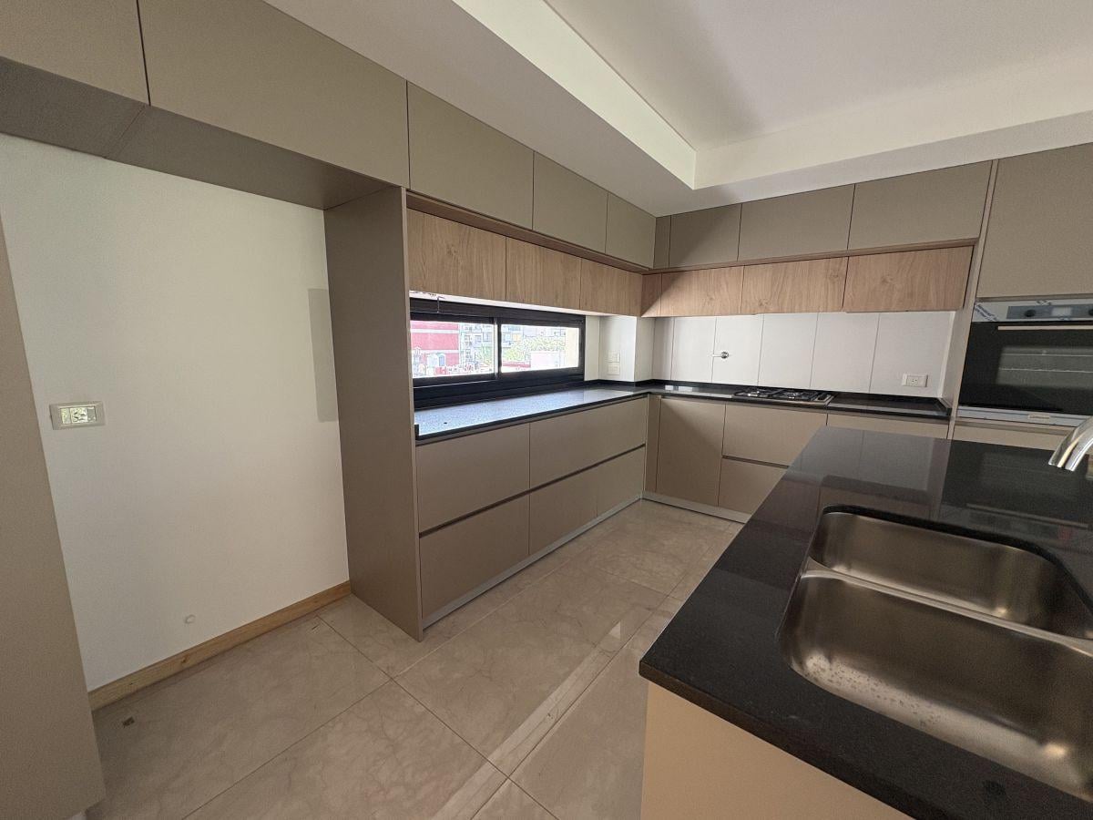 Foto de EXCLUSIVO PISO DE 5 AMBIENTES CON BALCÓN ATERRAZADO Y COCHERA EN LA, imagen 3