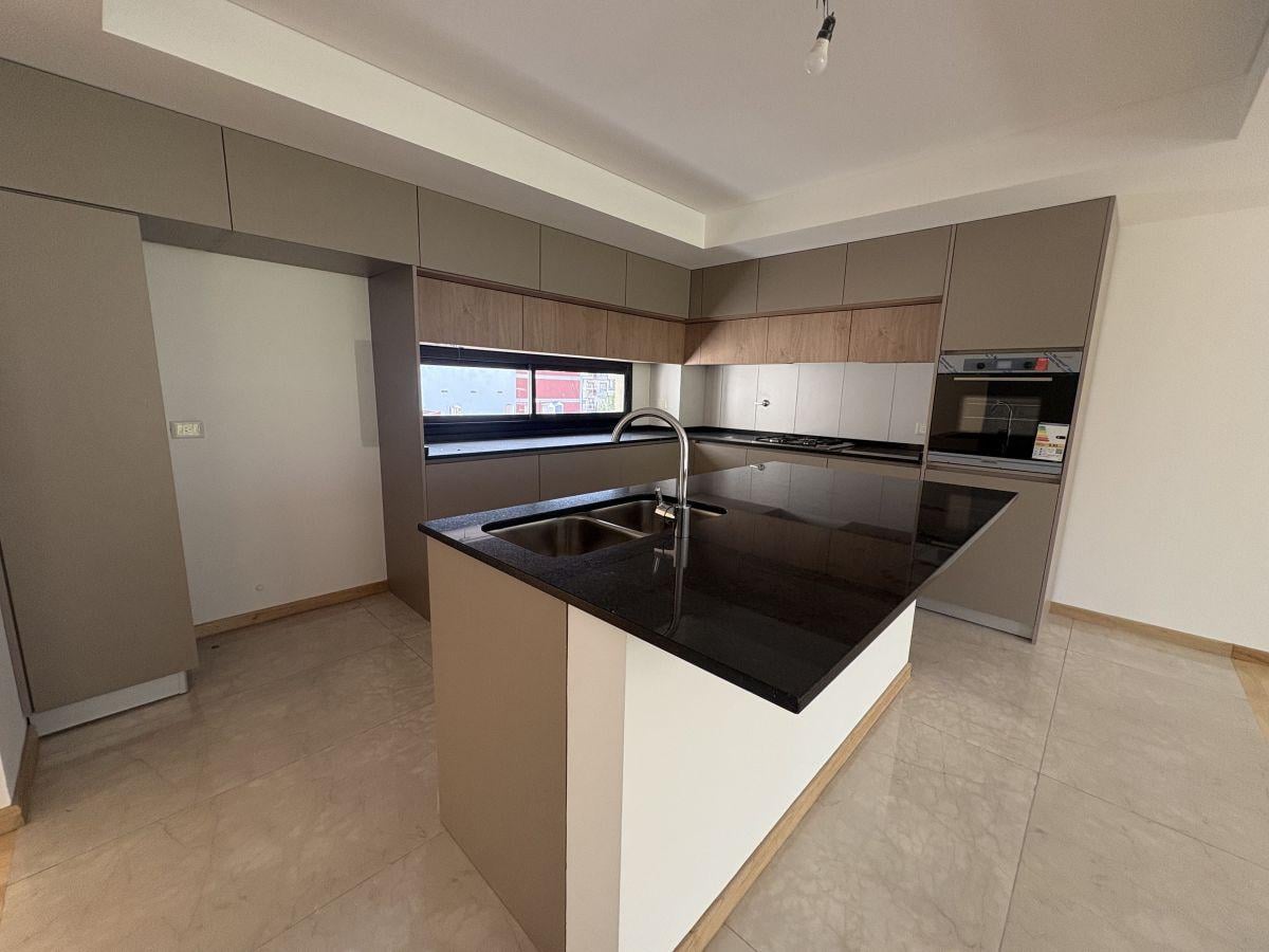 Foto de EXCLUSIVO PISO DE 5 AMBIENTES CON BALCÓN ATERRAZADO Y COCHERA EN LA, imagen 5