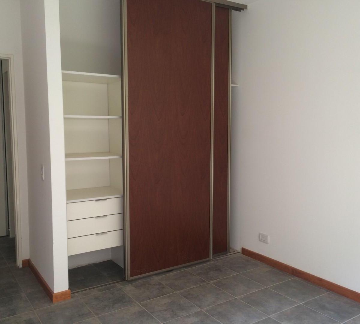 APTO CRÉDITO Excelente 2 ambientes con patio, jardín  20 MTS y cochera