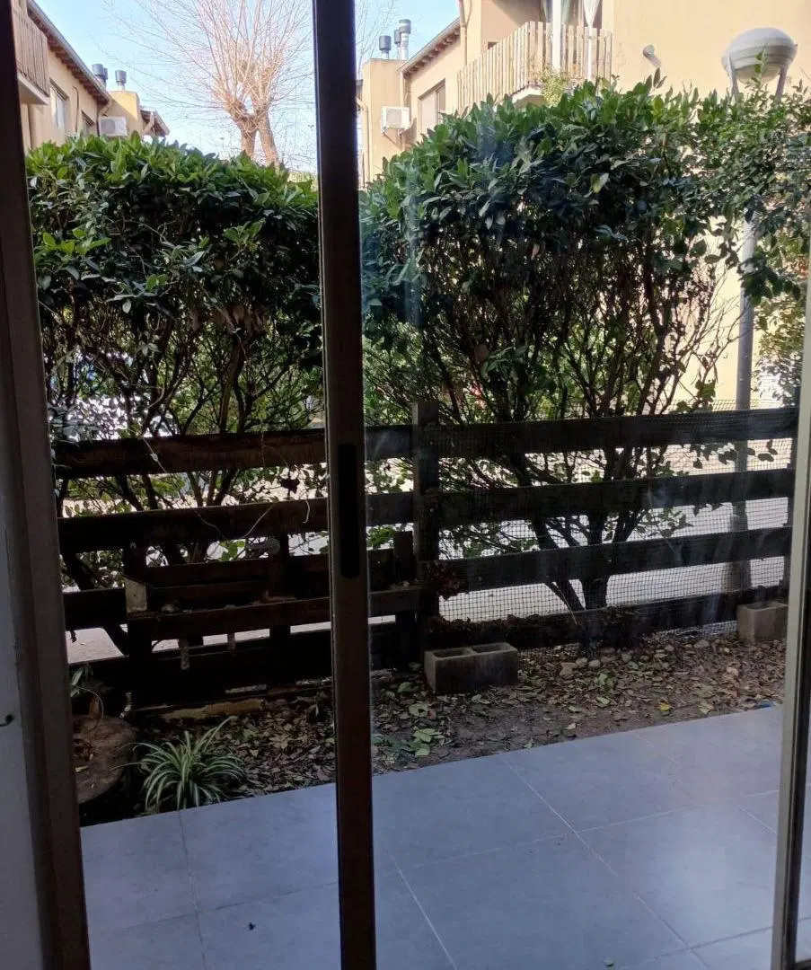 Espectacular monoambiente, planta baja con jardin. 3