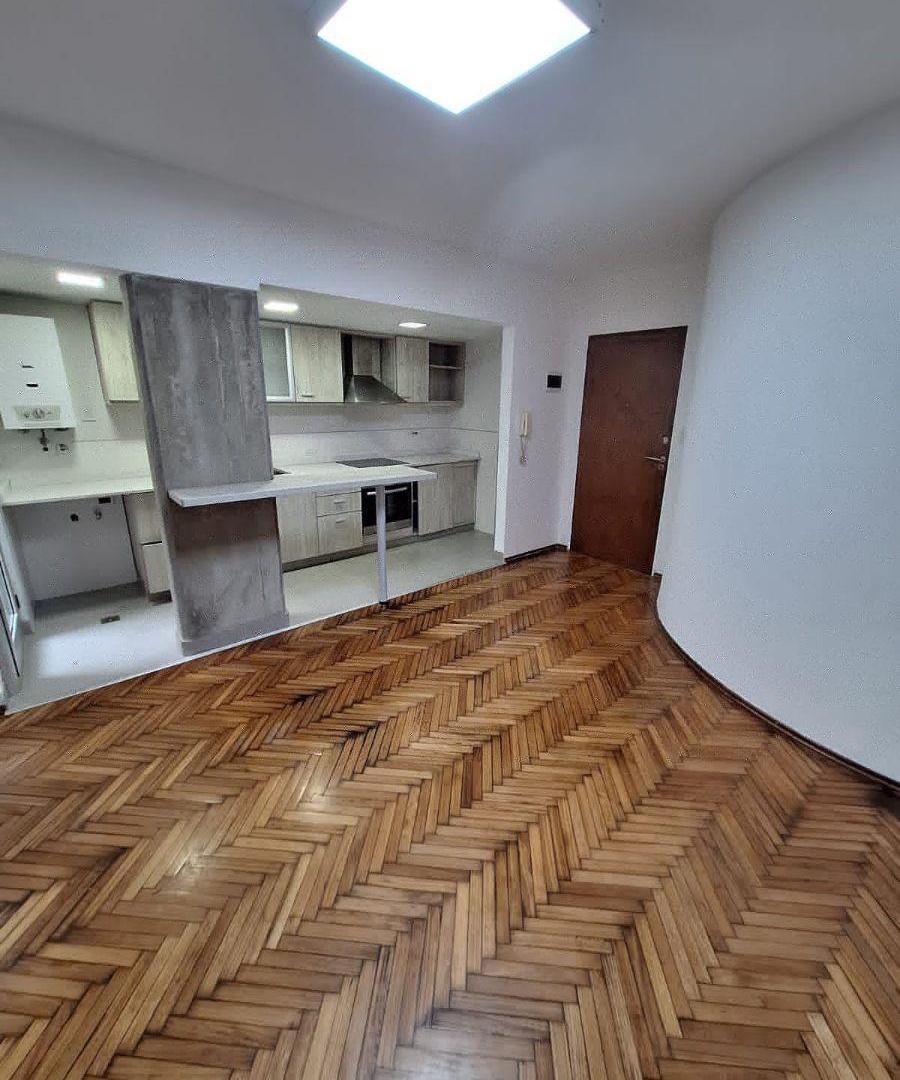 EXCELENTE 2 AMBIENTES TOTALMENTE RECICLADO CON PATIO PARQUE RIVADAVIA