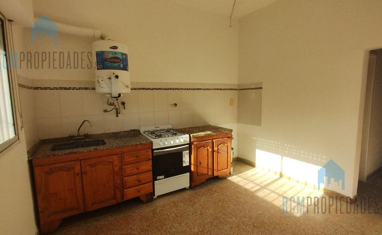 Foto de Alquiler Casa 3 ambientes con garage y patio con fondo, imagen 3