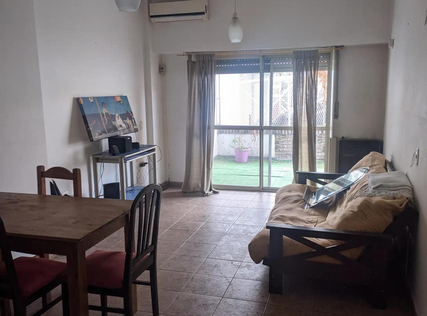 Foto de DEPARTAMENTO 1 DORMITORIO CON PATIO Y COCHERA EN EXCELENTE UBICACIÓN LA, imagen 1