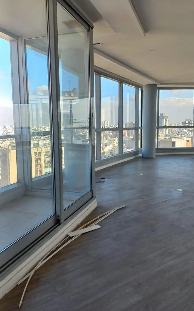 Excelente Oficina Esquinera en el Centro con Vistas a Toda la Ciudad 3
