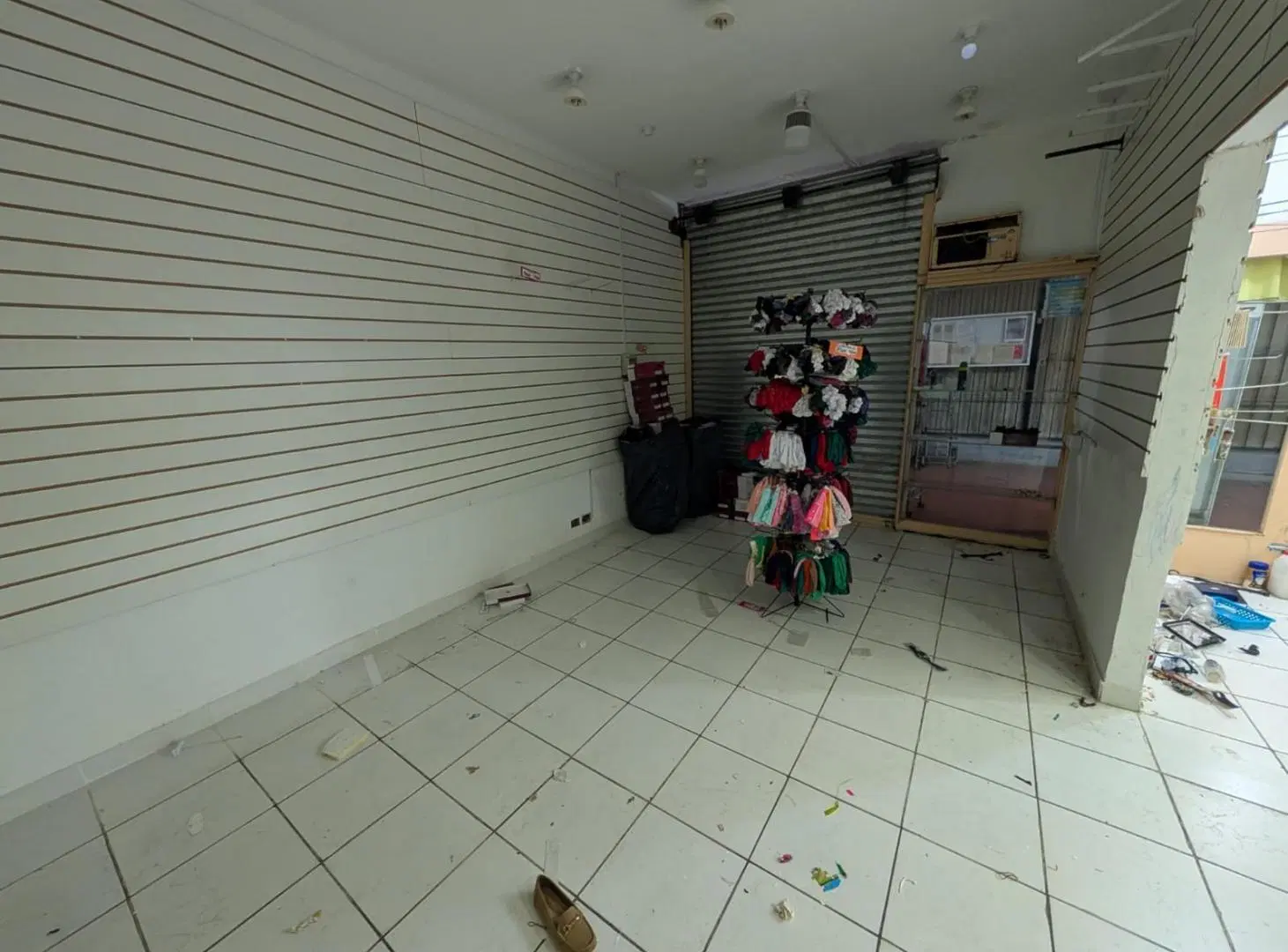 Local comercial en galeria, Once 1