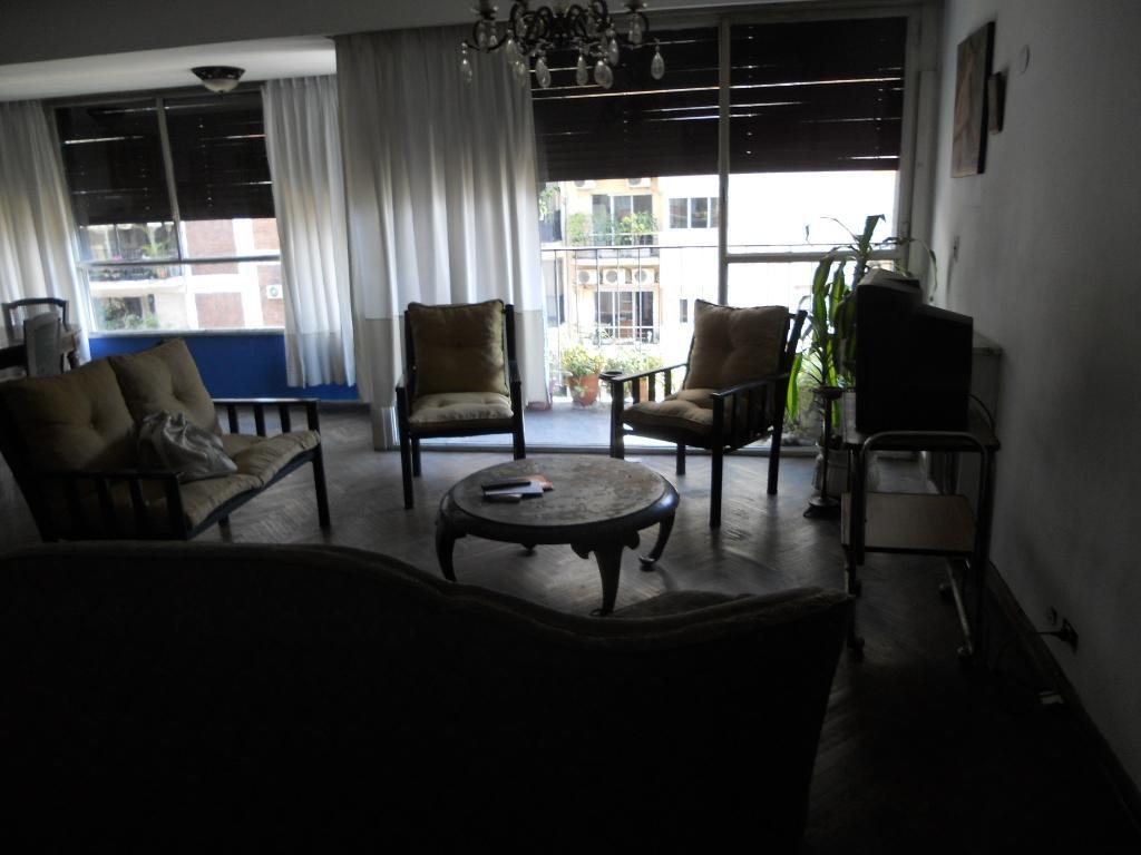 tres amplios locales con oficinas en planta alta