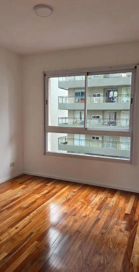 Excelente semipiso al fte, zona Isla. 3 amb c/ balcon corrido, coch y baul. SUM, parr, solarium 8
