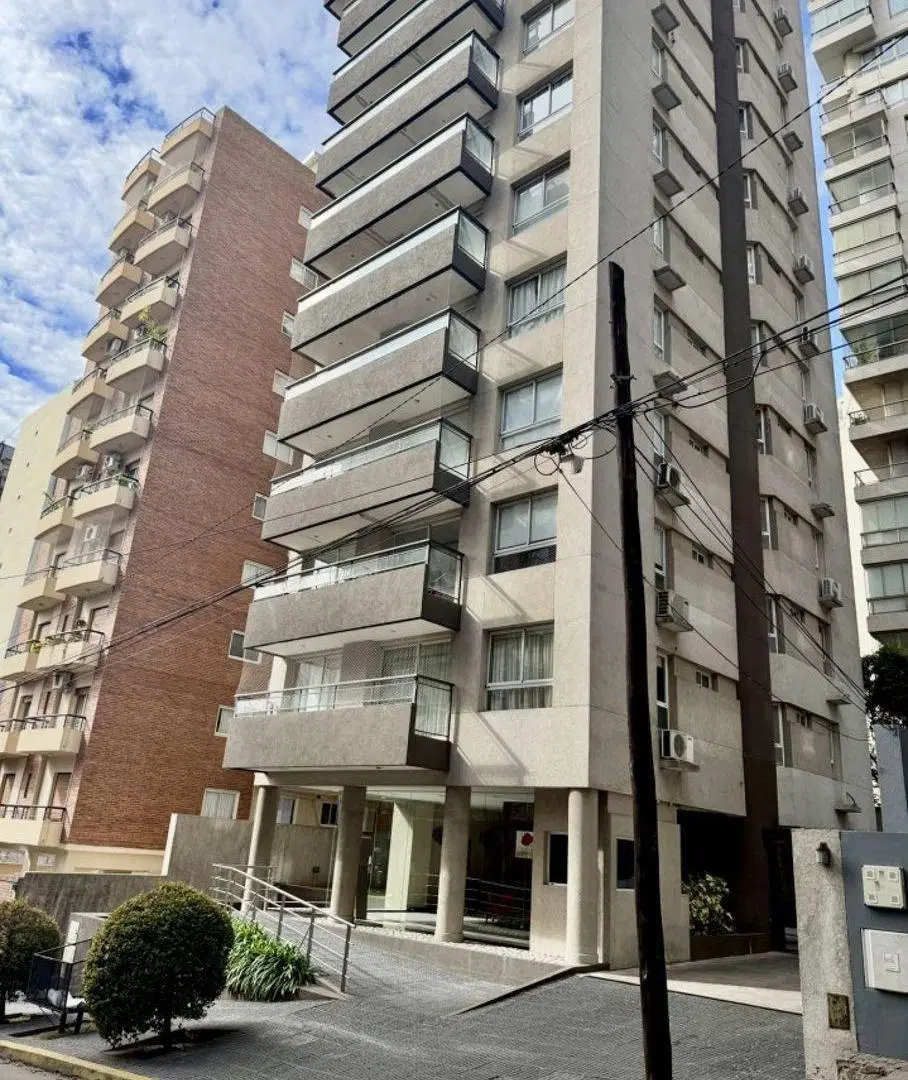 Excelente semipiso al fte, zona Isla. 3 amb c/ balcon corrido, coch y baul. SUM, parr, solarium 3