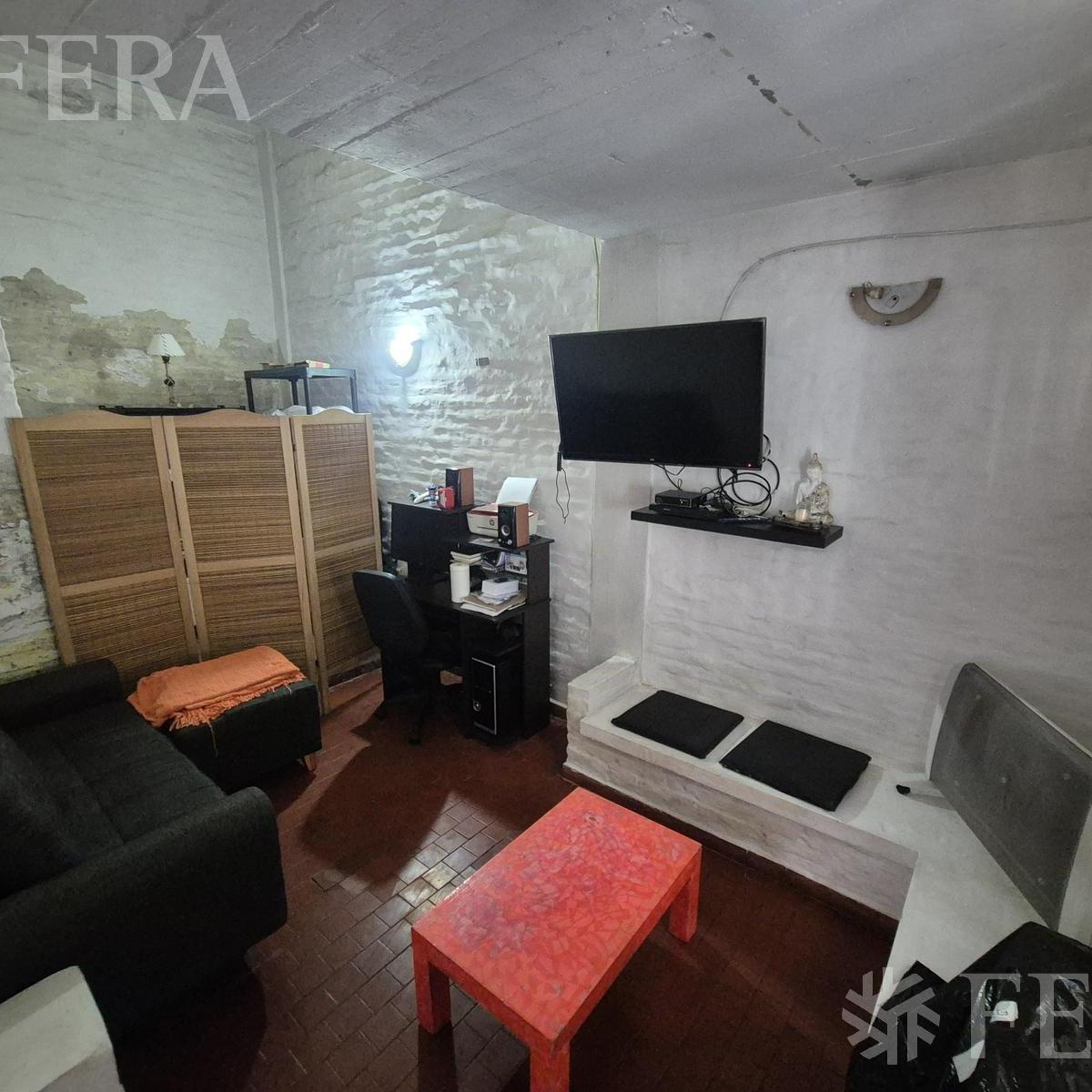 Venta de casa de 3 ambientes con cochera y patio en Quilmes