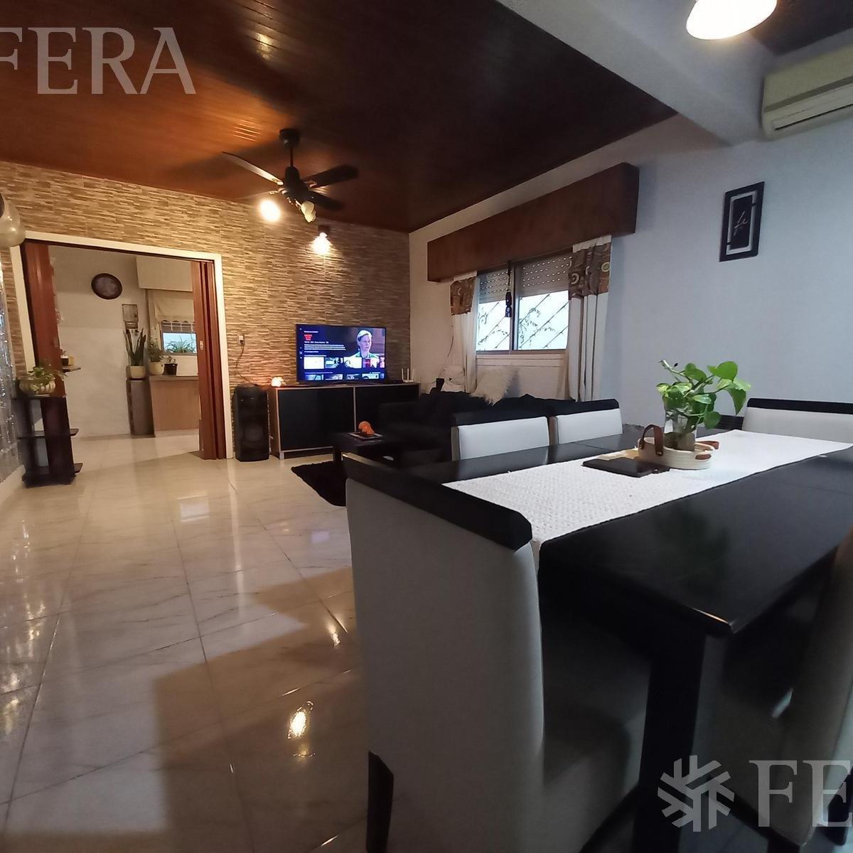 Venta de casa para dos familias con terraza en Wilde