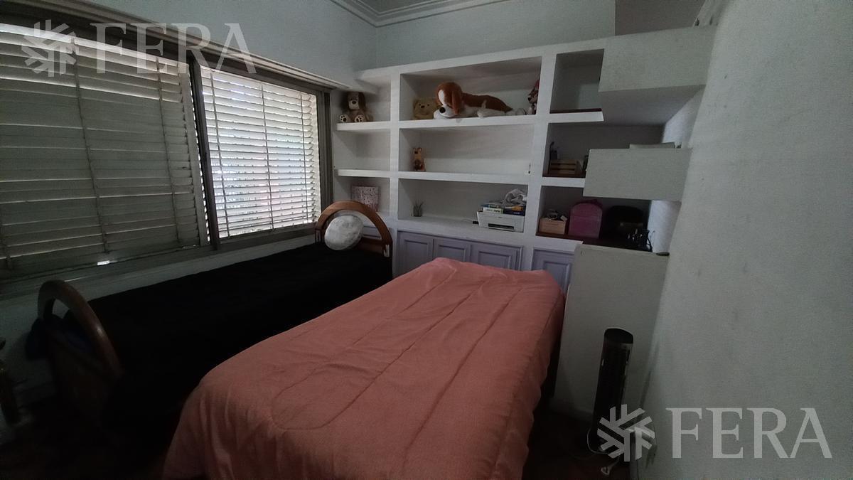 Venta casa de 5 ambientes con cochera y fondo libre con piscina en Francisco Alvarez