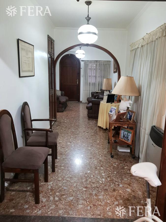 Venta de Casa 3 ambientes con fondo libre y quincho Wilde. Excelente ubicación.