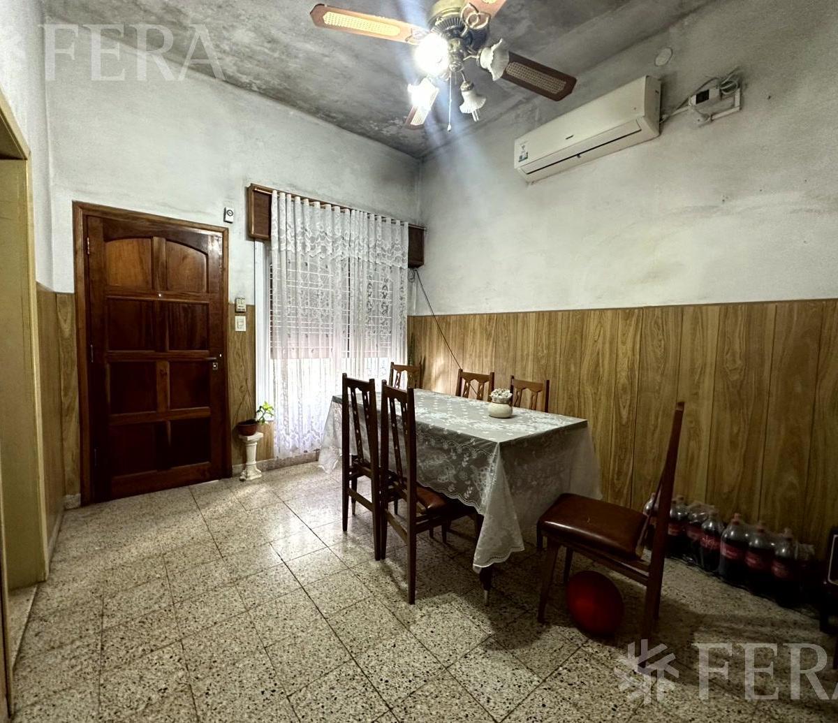 Venta de casa de 2 ambientes con cochera en Wilde