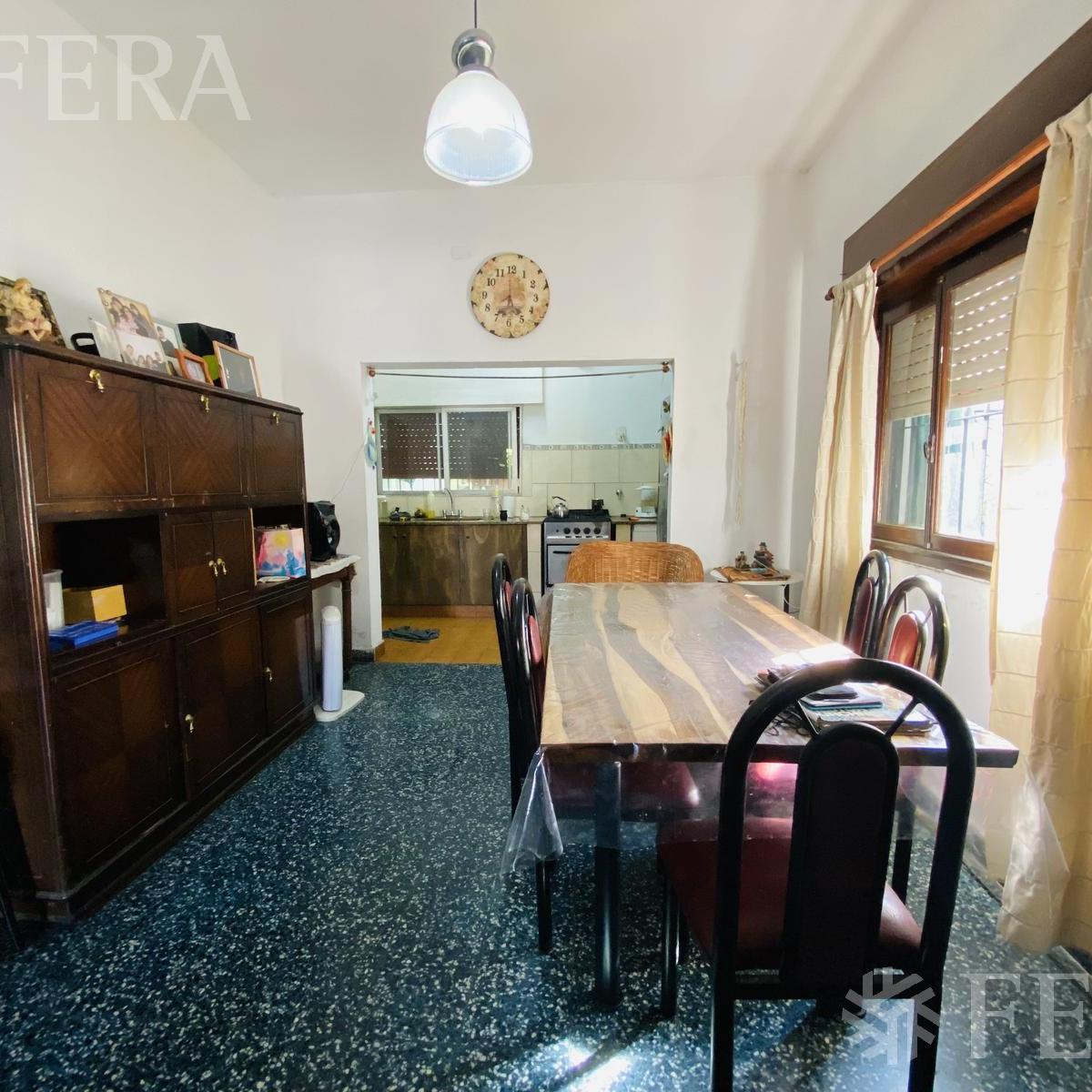 Venta de casa con cochera y terraza en Wilde