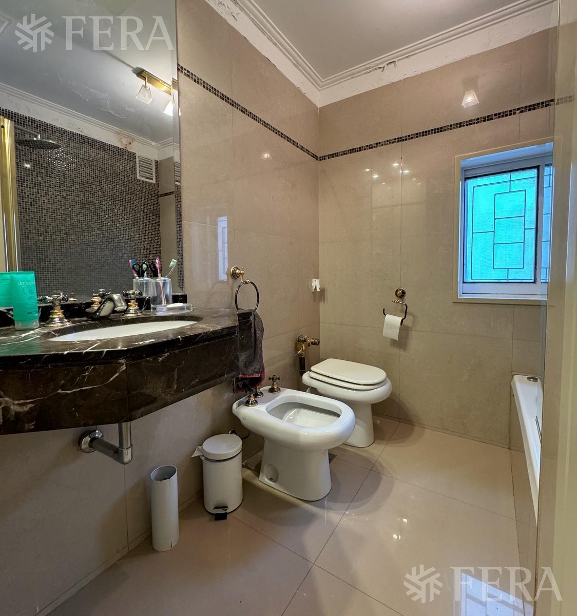 Venta Departamento de 5 Ambientes con Cochera y Balcón en Avellaneda Centro 4