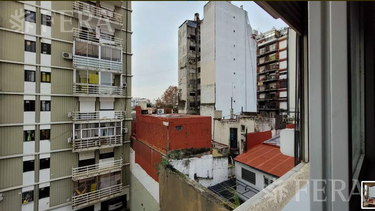 Venta de departamento 3 ambientes con balcón en Balvanera
