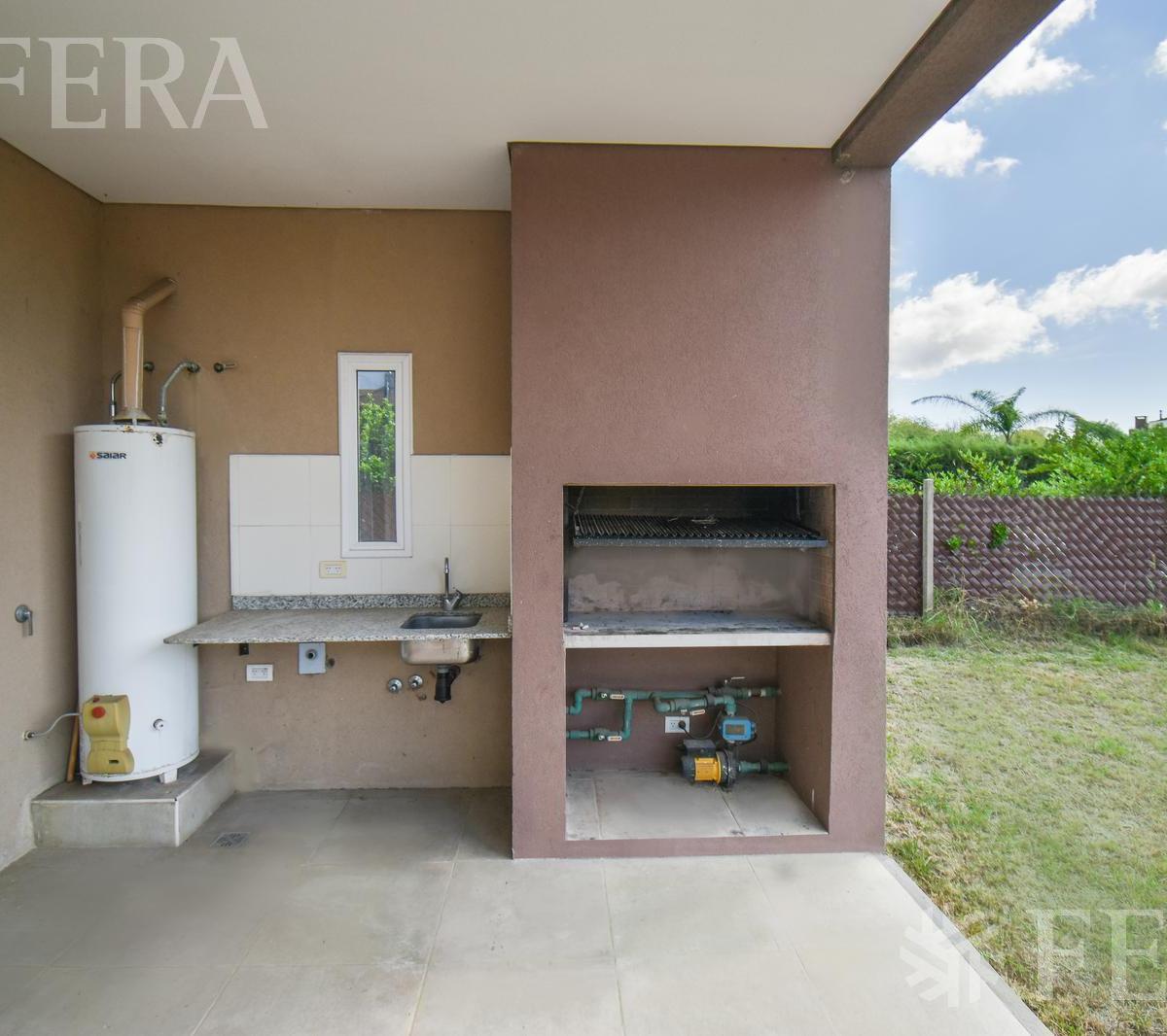 Venta de Casa 4 Ambientes en Guillermo E Hudson 2