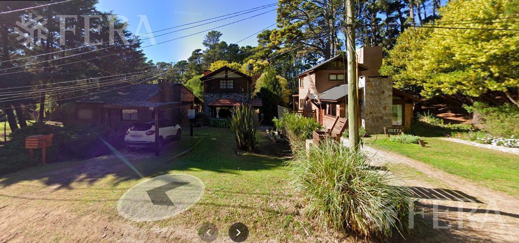 Venta de Casa de 3 Ambientes con Jardín y Cochera en Mar Azul 5