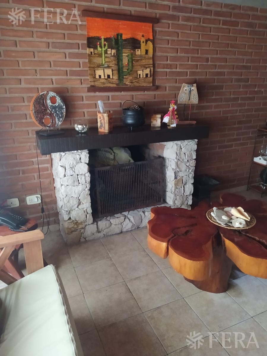 Venta de Casa de 3 Ambientes con Jardín y Cochera en Mar Azul 1