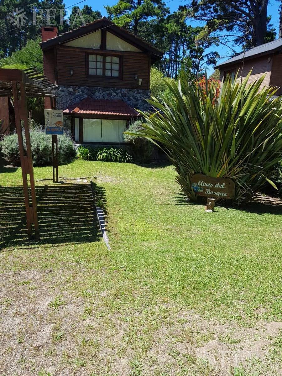 Venta de Casa de 3 Ambientes con Jardín y Cochera en Mar Azul 2