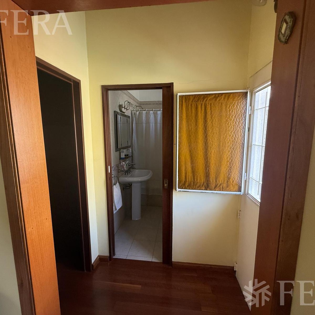 Venta Casa 3 Ambientes con Cochera y Jardín en Quilmes 3