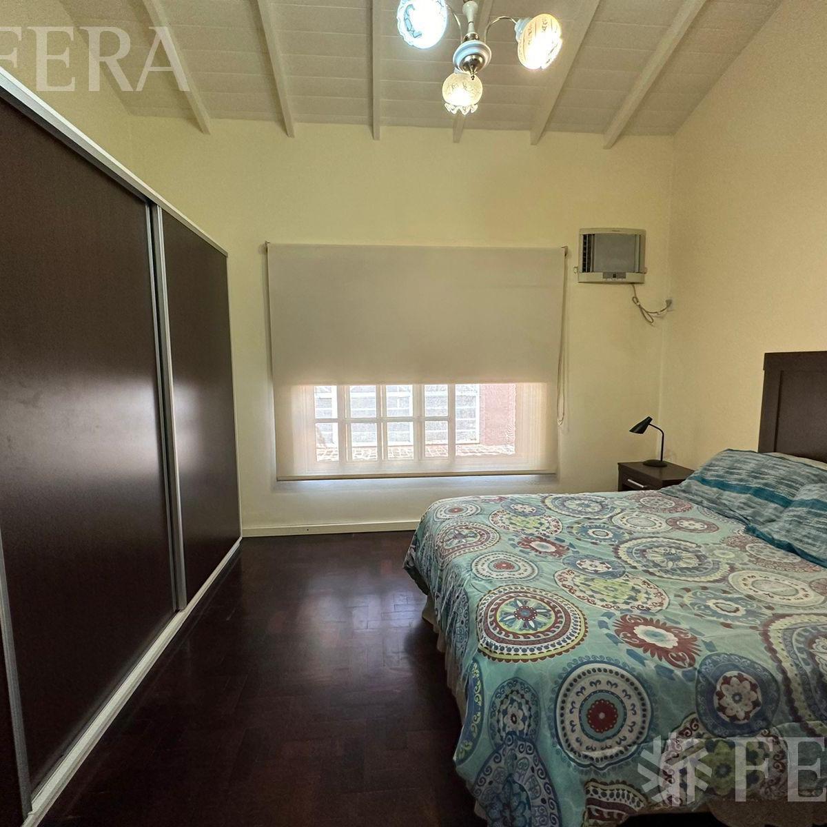 Venta Casa 4 Ambientes con Cochera y Fondo Libre con Piscina en Berazategui 1
