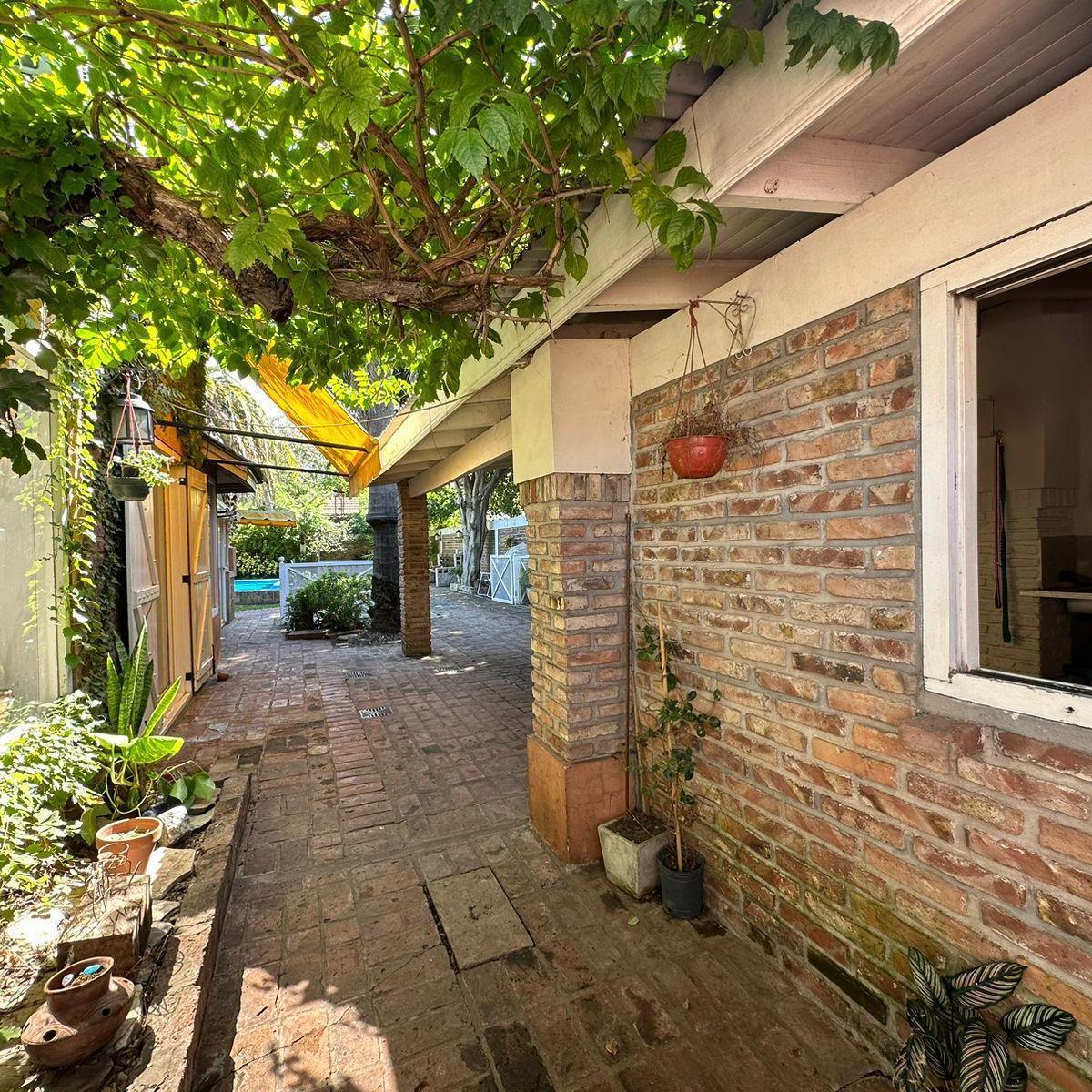 Venta Casa 4 Ambientes con Cochera y Fondo Libre con Piscina en Berazategui 5