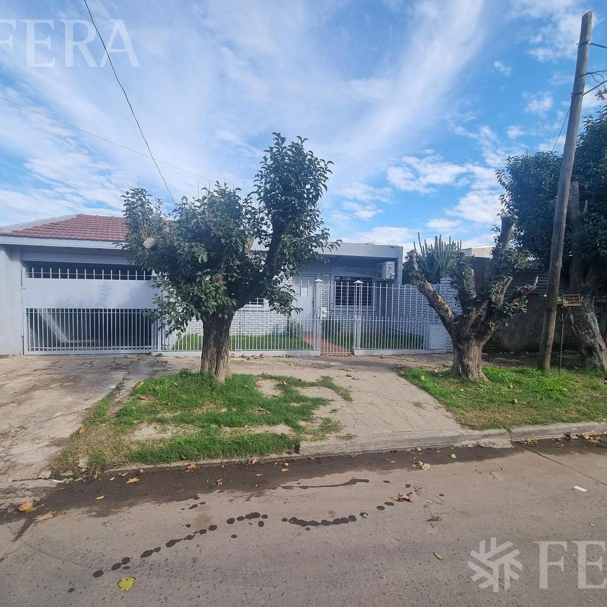 Venta de Casa 3 Ambientes con Cochera y Patio en Florencio Varela 1