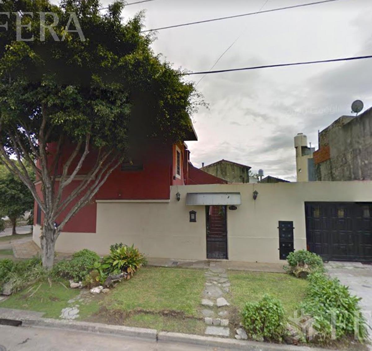 Venta de Casa 5 ambientes con cochera, ideal 2 flias en Wilde (31702)