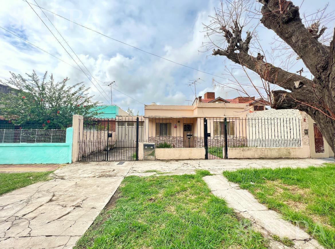 Venta casa 3 ambientes con cochera y patio en Wilde