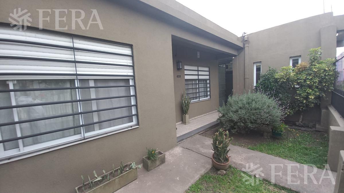 Venta casa 3 ambientes con jardín, cochera y fondo libre en Quilmes (30758)