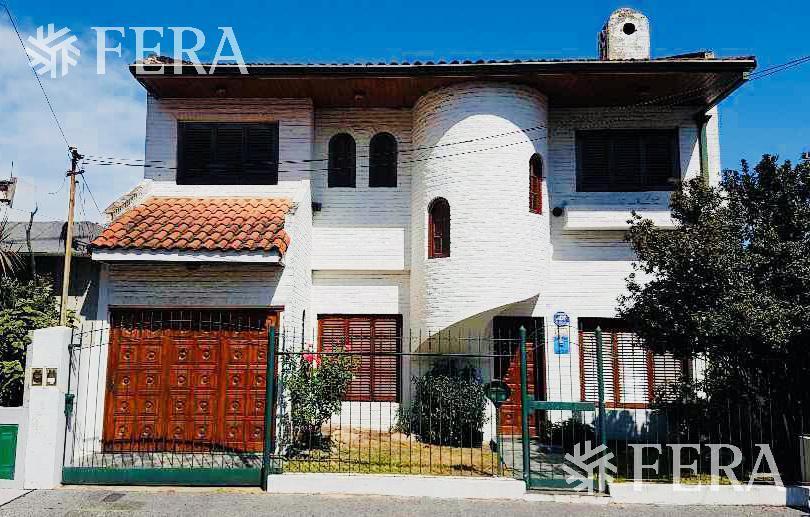 Venta de Casa 5 ambientes en Wilde con cochera y fondo libre con quincho ( 25931)