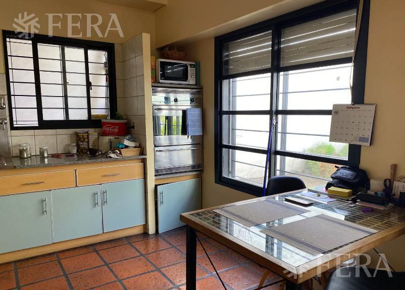 Venta casa 5 ambientes con cochera en Wilde