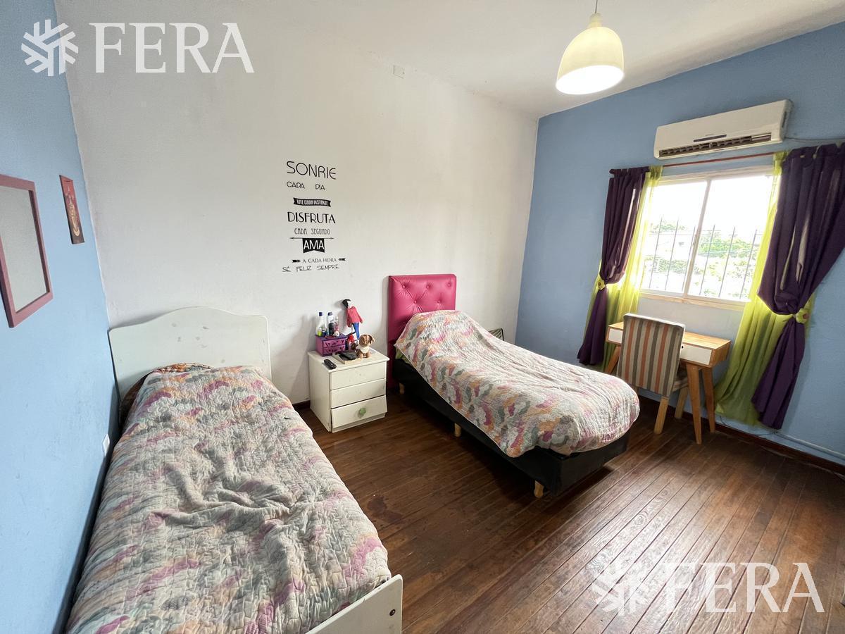 Venta de departamento tipo casa de 3 ambientes en Sarandi