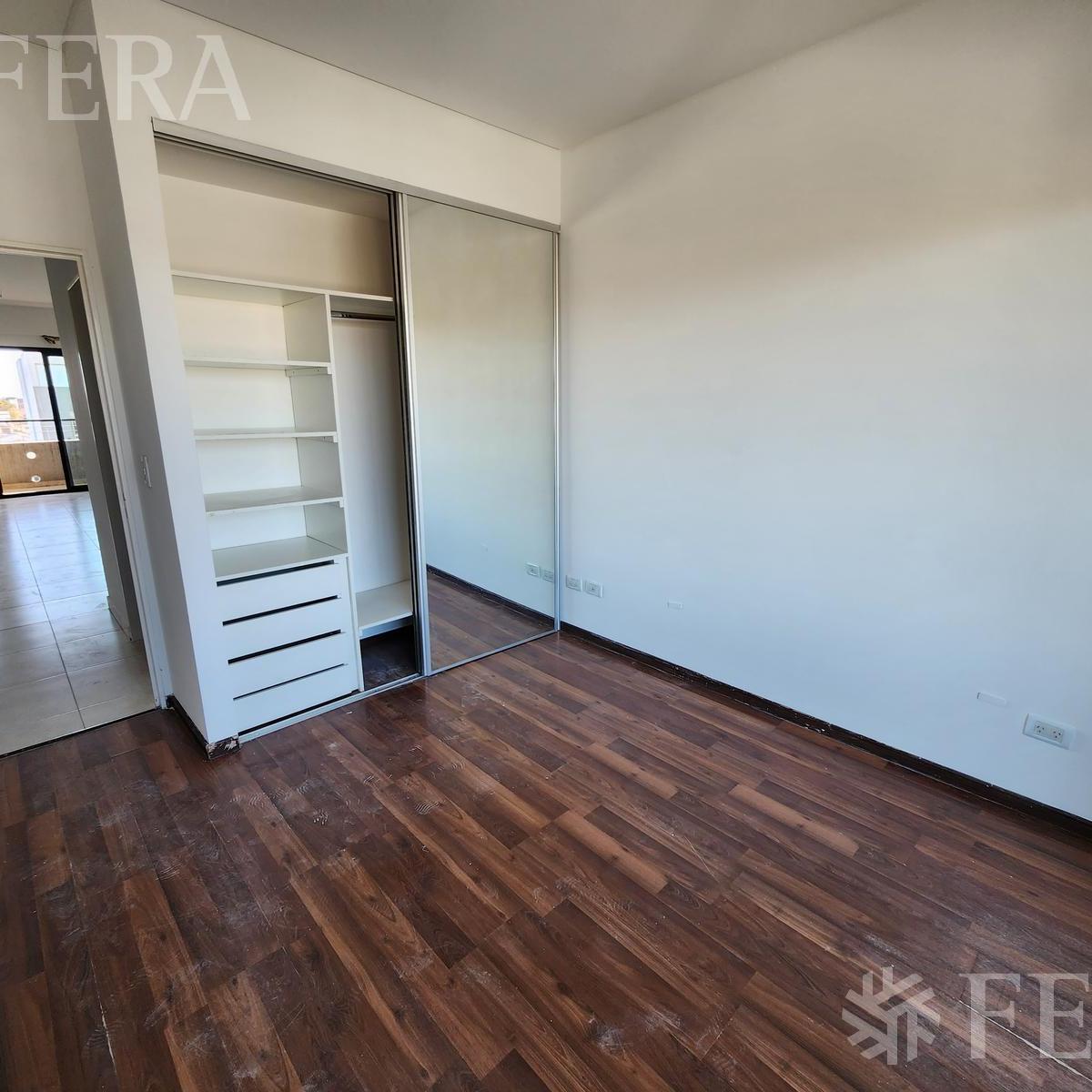 Venta de Departamento 2 ambientes con cochera en Quilmes (24824)