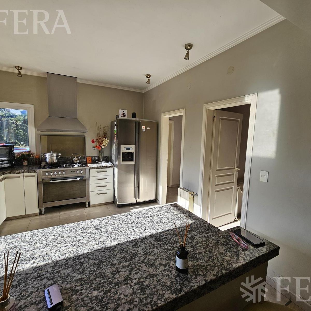Venta Casa de 5 Ambientes con Piscina en Village del Parque - Berazategui 1
