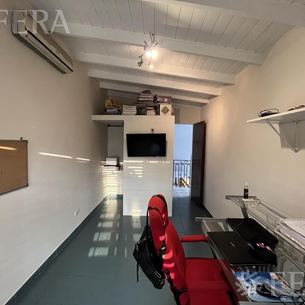 Foto de Venta de casa de 6 ambientes con cochera y piscina en Sarandí, imagen 5