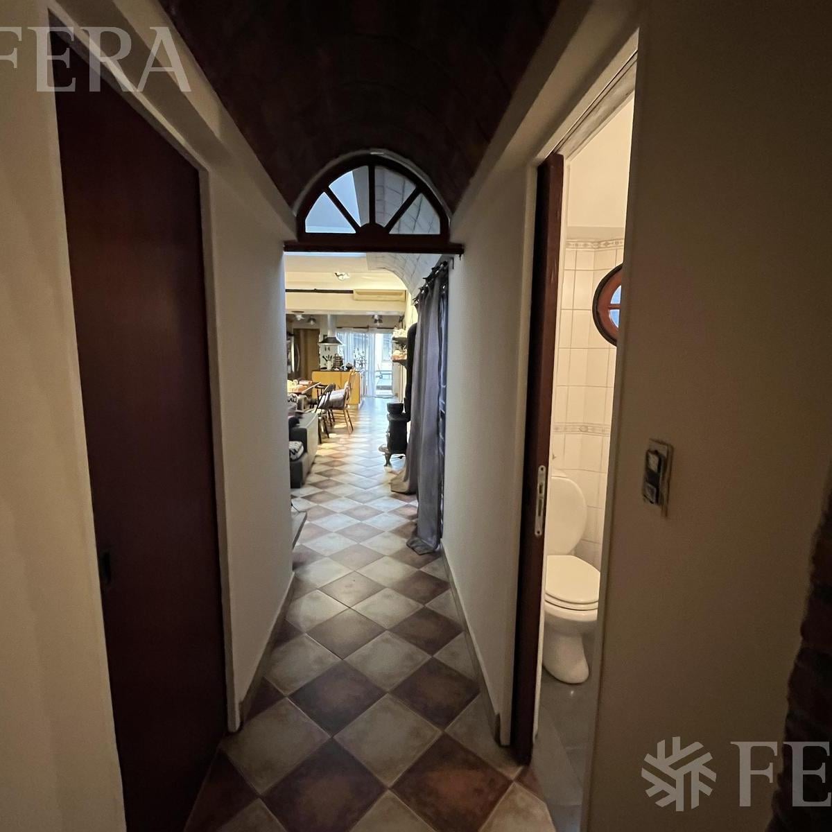 Venta de casa de 6 ambientes con cochera y piscina en Sarandí