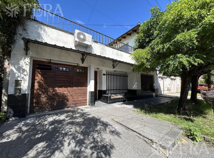 Venta Casa 3 ambientes con cochera y patio en Gerli