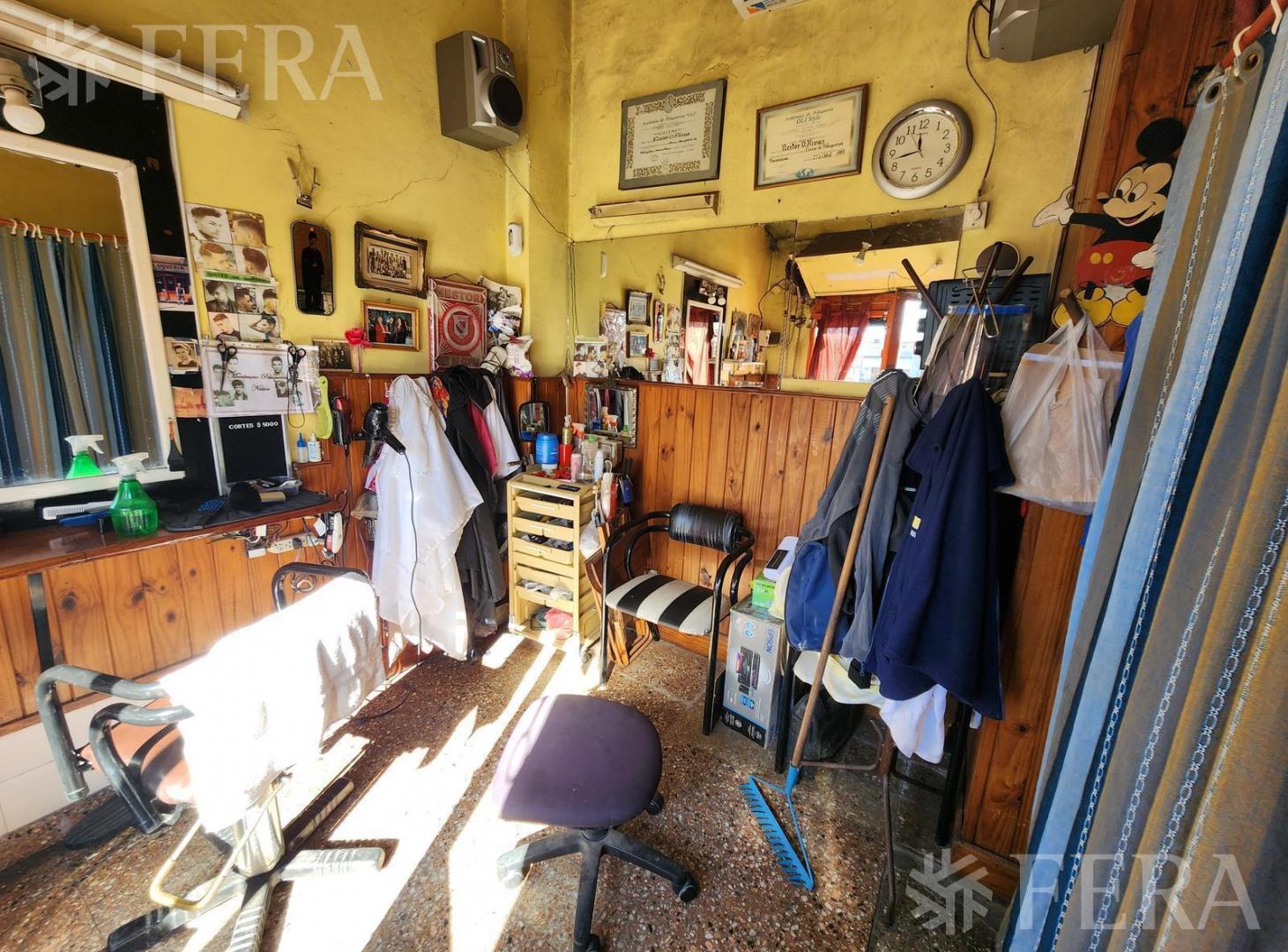 Venta de terreno con 2 locales en Bernal Oeste