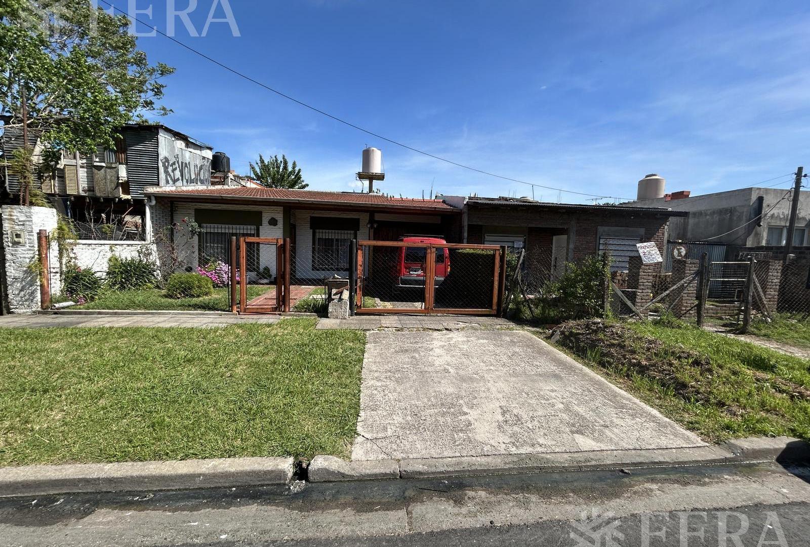Venta de Casa 3 ambientes con cochera, parrilla y jardín en Hudson